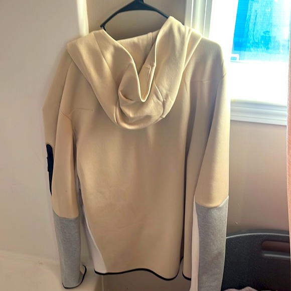 It’s a Nike tech suit…size XL… color:light brown&grey… - Picture 3 of 4
